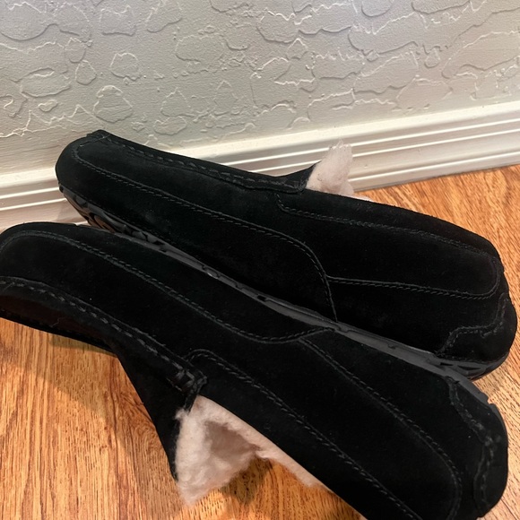 Men's Ugg Slippers - Picture 7 of 9